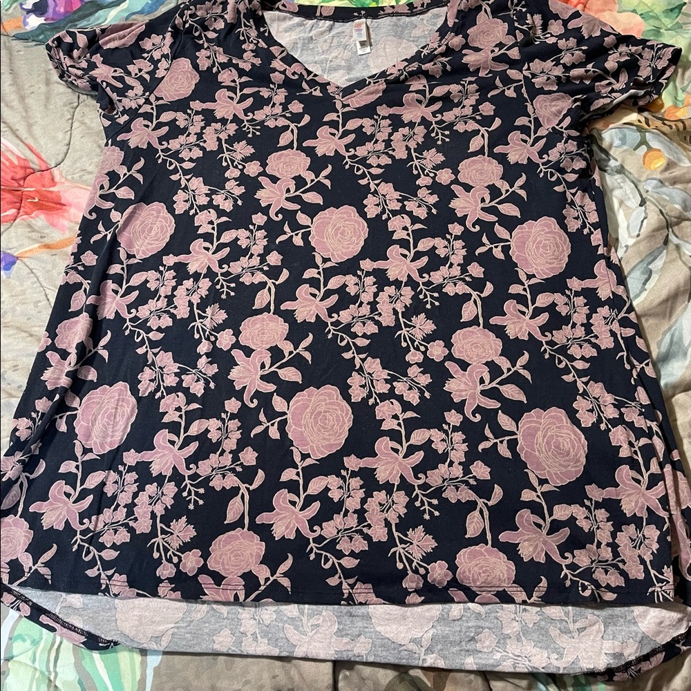 LuLaRoe 3XL (runs small) Christy tee